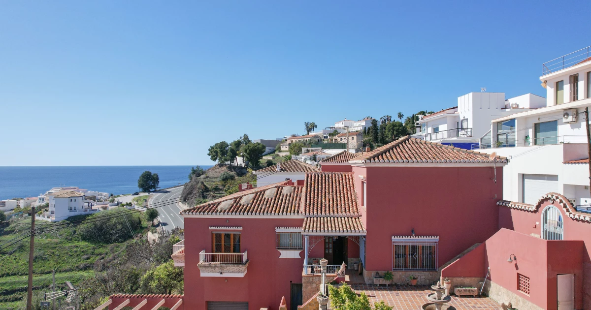 Large villa in Salobreña near the beach with space for a pool and great views to the sea and castle.